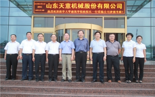 清華大學(xué)建筑設(shè)計(jì)研究院副院長(zhǎng)、研究員侯建群蒞臨