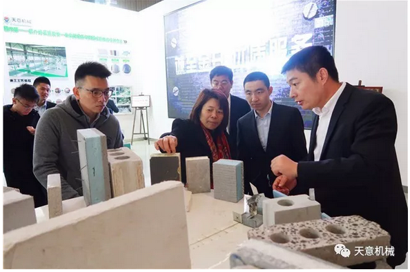 碧桂園集團(tuán)副總裁兼采購中心總經(jīng)理?xiàng)铥惻d一行蒞臨天意參觀考察 碧桂園集團(tuán)副總裁兼采購中心總經(jīng)理?xiàng)铥惻d一行蒞臨天意參觀考察