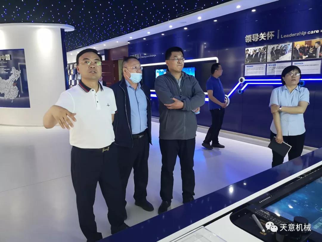 哈爾濱工業(yè)大學張教授、于教授蒞臨天意機械就智能焊接技術進行交流指導